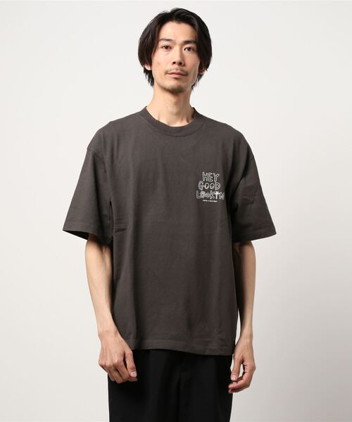 KRIFF MAYER（クリフメイヤー）の「ビーチキャンプCOOLバックプリントタフTEE(HEY)（Tシャツ/カットソー・メンズ・チャコール/オフホワイト・MEDIUM/LARGE/X-LARGE）」の6枚目の写真