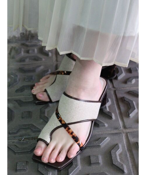 MURUA（ムルーア）の「モードパイピングサンダル（サンダル・レディース・ブラック/ブラウン・35/36/37）」の2枚目の写真