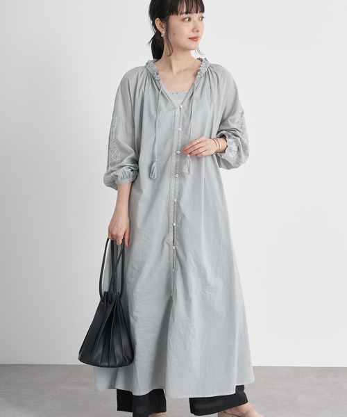 earth music&ecology(アースミュージックアンドエコロジー)の「クロスステッチワンピース *(ワンピース・レディース・ベージュ/オフホワイト/サックスブルー/モカ・FREE)」の4枚目の写真