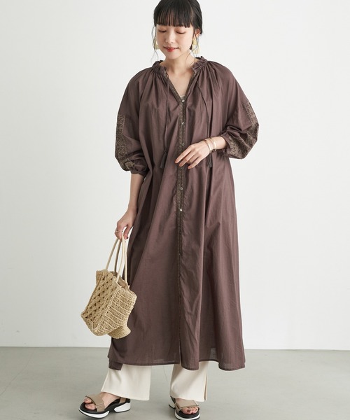 earth music&ecology(アースミュージックアンドエコロジー)の「クロスステッチワンピース *(ワンピース・レディース・ベージュ/オフホワイト/サックスブルー/モカ・FREE)」の2枚目の写真