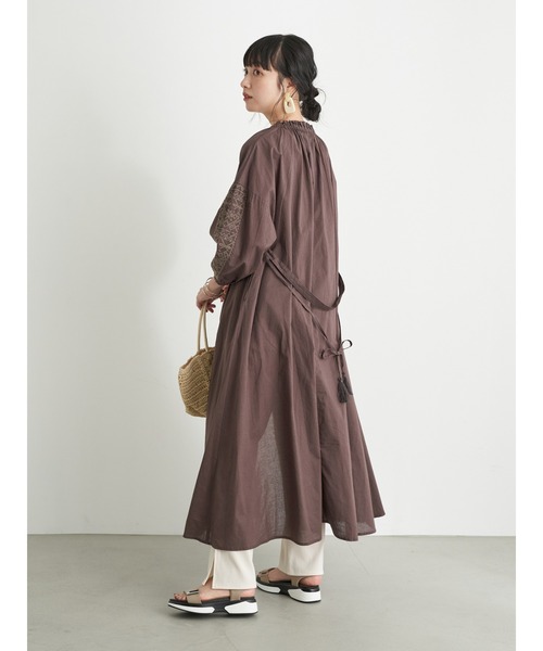 earth music&ecology(アースミュージックアンドエコロジー)の「クロスステッチワンピース *(ワンピース・レディース・ベージュ/オフホワイト/サックスブルー/モカ・FREE)」の9枚目の写真