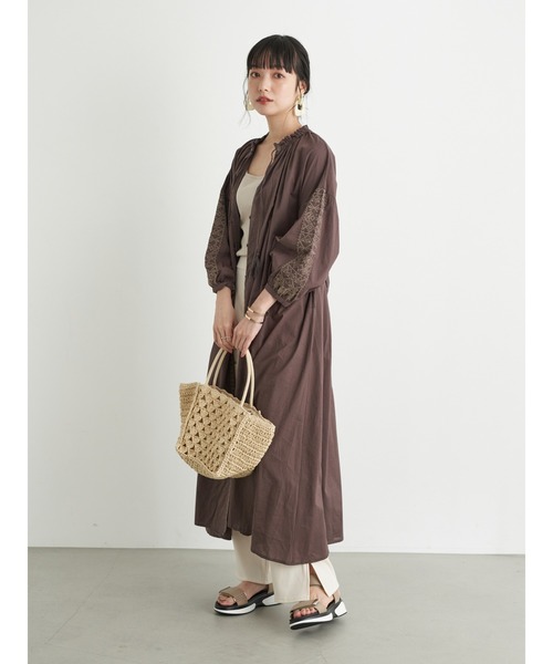 earth music&ecology(アースミュージックアンドエコロジー)の「クロスステッチワンピース *(ワンピース・レディース・ベージュ/オフホワイト/サックスブルー/モカ・FREE)」の5枚目の写真