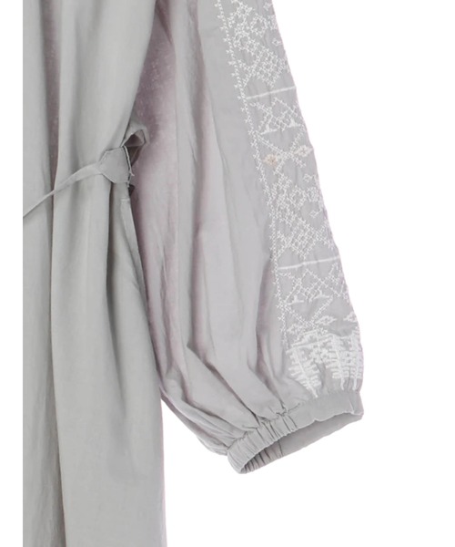 earth music&ecology(アースミュージックアンドエコロジー)の「クロスステッチワンピース *(ワンピース・レディース・ベージュ/オフホワイト/サックスブルー/モカ・FREE)」の6枚目の写真