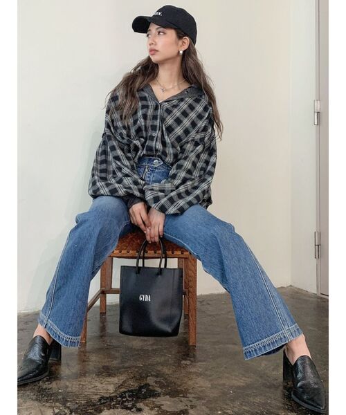 GYDA(ジェイダ)の「フロントZIPデザインフレアデニムパンツ(デニムパンツ・レディース・インディゴブルー/ブルー・SMALL/MEDIUM)」の4枚目の写真