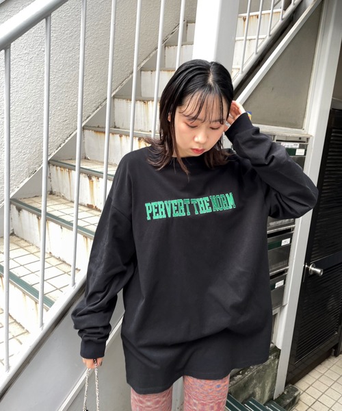 WHO'S WHO gallery（フーズフーギャラリー）の「PERVERTカレッジロンT（Tシャツ/カットソー・レディース・ブラック/ブラウン/オフホワイト/グリーン/オートミール・FREE）」の12枚目の写真