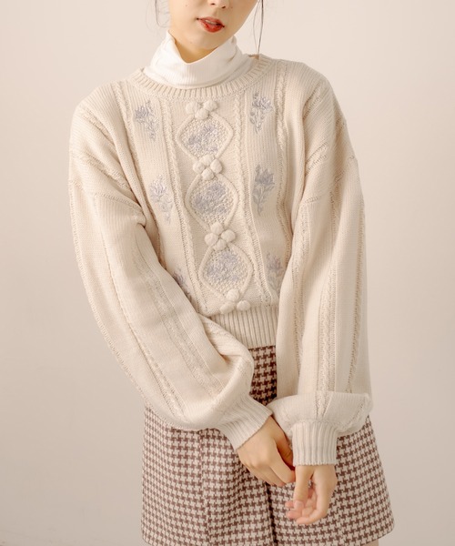 OLIVE des OLIVE（オリーブデオリーブ）の「【WEB限定】花のあるケーブルニット（ニット/セーター・レディース・オフホワイト/ベージュ/サックスブルー・FREE）」の2枚目の写真