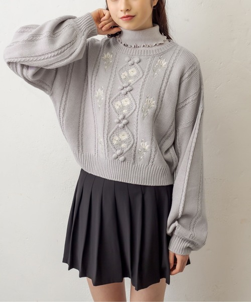 OLIVE des OLIVE（オリーブデオリーブ）の「【WEB限定】花のあるケーブルニット（ニット/セーター・レディース・オフホワイト/ベージュ/サックスブルー・FREE）」の3枚目の写真