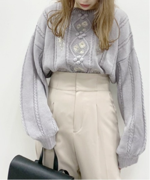 OLIVE des OLIVE（オリーブデオリーブ）の「【WEB限定】花のあるケーブルニット（ニット/セーター・レディース・オフホワイト/ベージュ/サックスブルー・FREE）」の4枚目の写真