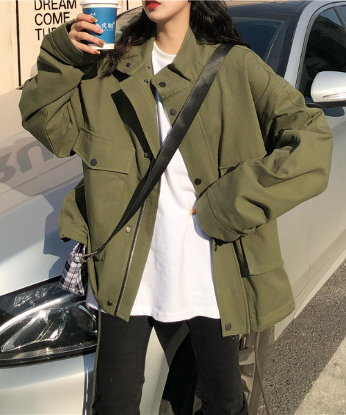 emi+（エミプラス）の「BIGシルエットハイネックジャケット（ミリタリージャケット・レディース・グリーン/ブラック・FREE）」の2枚目の写真