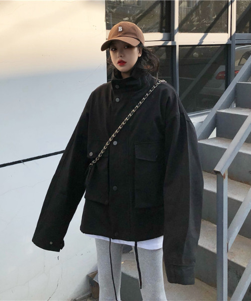 emi+（エミプラス）の「BIGシルエットハイネックジャケット（ミリタリージャケット・レディース・グリーン/ブラック・FREE）」の8枚目の写真