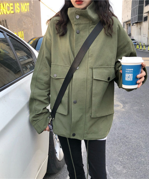 emi+（エミプラス）の「BIGシルエットハイネックジャケット（ミリタリージャケット・レディース・グリーン/ブラック・FREE）」の3枚目の写真