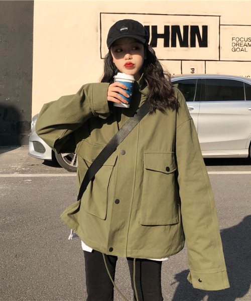 emi+（エミプラス）の「BIGシルエットハイネックジャケット（ミリタリージャケット・レディース・グリーン/ブラック・FREE）」の12枚目の写真