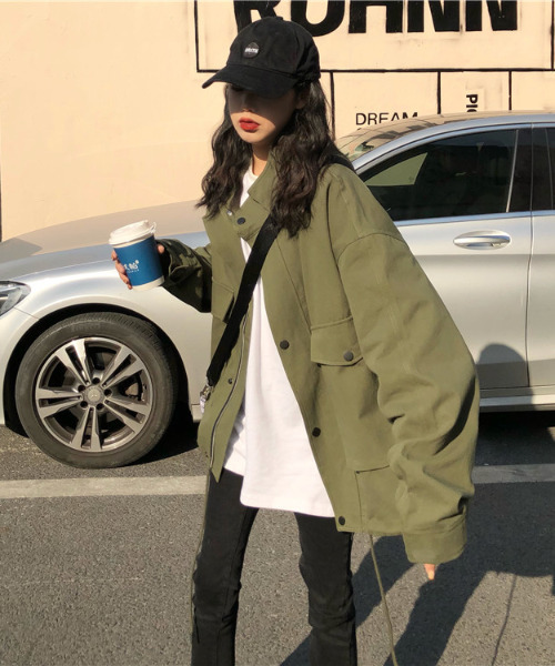 emi+（エミプラス）の「BIGシルエットハイネックジャケット（ミリタリージャケット・レディース・グリーン/ブラック・FREE）」の4枚目の写真