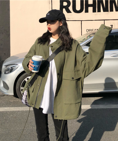 emi+（エミプラス）の「BIGシルエットハイネックジャケット（ミリタリージャケット・レディース・グリーン/ブラック・FREE）」の10枚目の写真