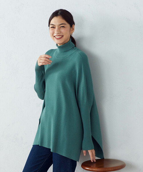 COMME CA ISM（コムサイズム）の「【WEB限定/一部店舗限定カラー：ネイビー、グリーン】  ハイネック ニットポンチョ（ニット/セーター・レディース・ブラック/ネイビー/グリーン/グレイッシュベージュ・FREE）」の6枚目の写真