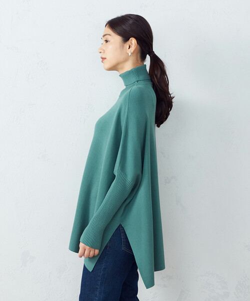 COMME CA ISM（コムサイズム）の「【WEB限定/一部店舗限定カラー：ネイビー、グリーン】  ハイネック ニットポンチョ（ニット/セーター・レディース・ブラック/ネイビー/グリーン/グレイッシュベージュ・FREE）」の7枚目の写真