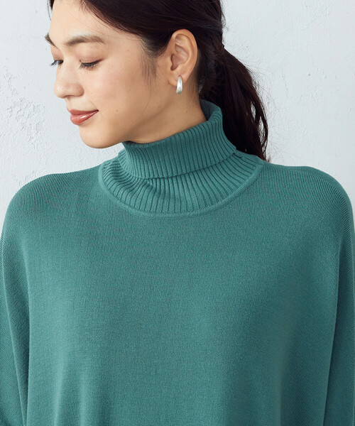 COMME CA ISM（コムサイズム）の「【WEB限定/一部店舗限定カラー：ネイビー、グリーン】  ハイネック ニットポンチョ（ニット/セーター・レディース・ブラック/ネイビー/グリーン/グレイッシュベージュ・FREE）」の9枚目の写真