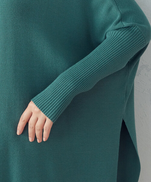 COMME CA ISM（コムサイズム）の「【WEB限定/一部店舗限定カラー：ネイビー、グリーン】  ハイネック ニットポンチョ（ニット/セーター・レディース・ブラック/ネイビー/グリーン/グレイッシュベージュ・FREE）」の10枚目の写真