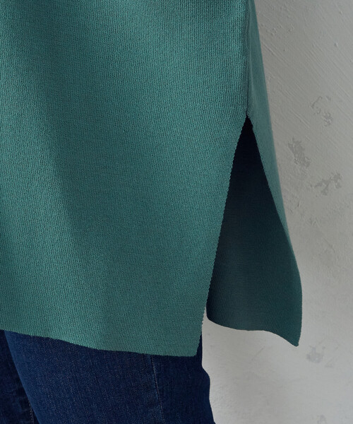 COMME CA ISM（コムサイズム）の「【WEB限定/一部店舗限定カラー：ネイビー、グリーン】  ハイネック ニットポンチョ（ニット/セーター・レディース・ブラック/ネイビー/グリーン/グレイッシュベージュ・FREE）」の11枚目の写真
