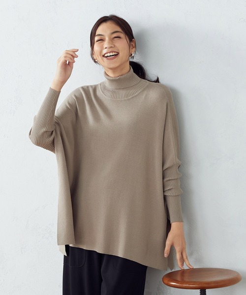 COMME CA ISM（コムサイズム）の「【WEB限定/一部店舗限定カラー：ネイビー、グリーン】  ハイネック ニットポンチョ（ニット/セーター・レディース・ブラック/ネイビー/グリーン/グレイッシュベージュ・FREE）」の3枚目の写真