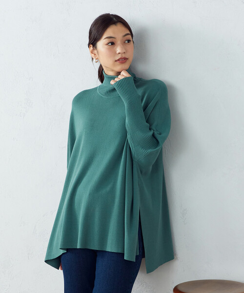 COMME CA ISM（コムサイズム）の「【WEB限定/一部店舗限定カラー：ネイビー、グリーン】  ハイネック ニットポンチョ（ニット/セーター・レディース・ブラック/ネイビー/グリーン/グレイッシュベージュ・FREE）」の4枚目の写真
