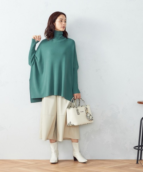 COMME CA ISM（コムサイズム）の「【WEB限定/一部店舗限定カラー：ネイビー、グリーン】  ハイネック ニットポンチョ（ニット/セーター・レディース・ブラック/ネイビー/グリーン/グレイッシュベージュ・FREE）」の17枚目の写真