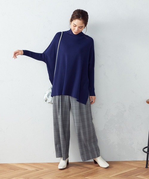 COMME CA ISM（コムサイズム）の「【WEB限定/一部店舗限定カラー：ネイビー、グリーン】  ハイネック ニットポンチョ（ニット/セーター・レディース・ブラック/ネイビー/グリーン/グレイッシュベージュ・FREE）」の19枚目の写真