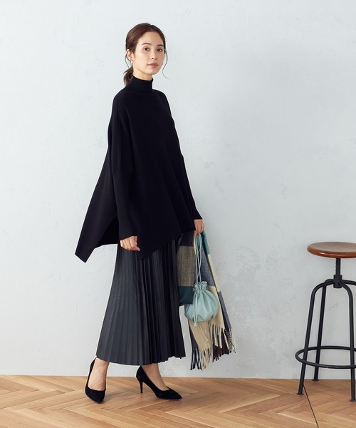 COMME CA ISM（コムサイズム）の「【WEB限定/一部店舗限定カラー：ネイビー、グリーン】  ハイネック ニットポンチョ（ニット/セーター・レディース・ブラック/ネイビー/グリーン/グレイッシュベージュ・FREE）」の21枚目の写真