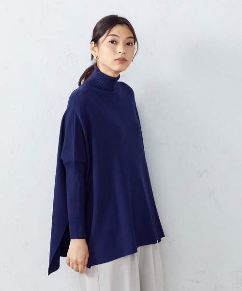 COMME CA ISM（コムサイズム）の「【WEB限定/一部店舗限定カラー：ネイビー、グリーン】  ハイネック ニットポンチョ（ニット/セーター・レディース・ブラック/ネイビー/グリーン/グレイッシュベージュ・FREE）」の12枚目の写真