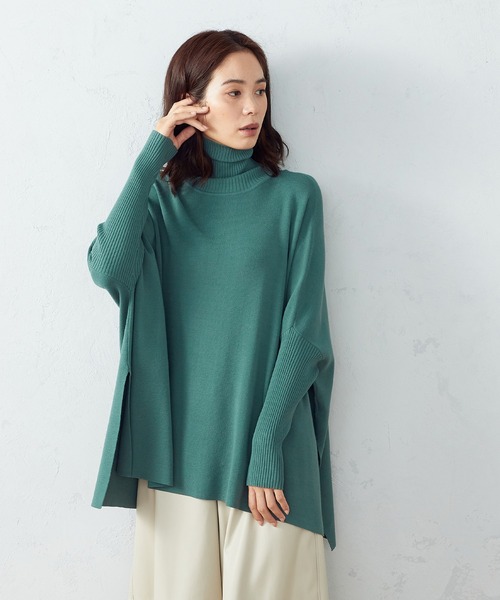 COMME CA ISM（コムサイズム）の「【WEB限定/一部店舗限定カラー：ネイビー、グリーン】  ハイネック ニットポンチョ（ニット/セーター・レディース・ブラック/ネイビー/グリーン/グレイッシュベージュ・FREE）」の14枚目の写真
