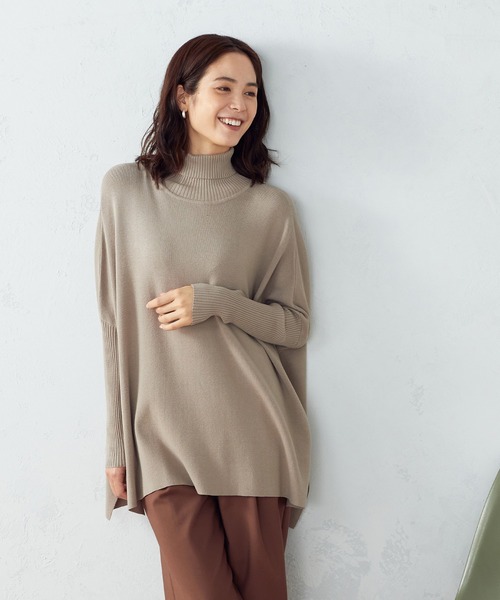 COMME CA ISM（コムサイズム）の「【WEB限定/一部店舗限定カラー：ネイビー、グリーン】  ハイネック ニットポンチョ（ニット/セーター・レディース・ブラック/ネイビー/グリーン/グレイッシュベージュ・FREE）」の13枚目の写真