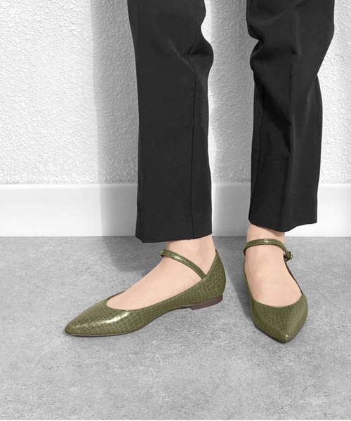 MAMIAN（マミアン）の「【ZOZOTOWN限定アイテム】ストラップデザイン 甲浅フラットパンプス（パンプス・レディース・ブラック/シルバー/レッド/ブラック系その他/ブラック系その他2/ワイン/チャコールグレー/オリーブ/ワインレッド・23.5cm/24.0cm/22.5cm/24.5cm/23.0cm/25.0cm）」の6枚目の写真