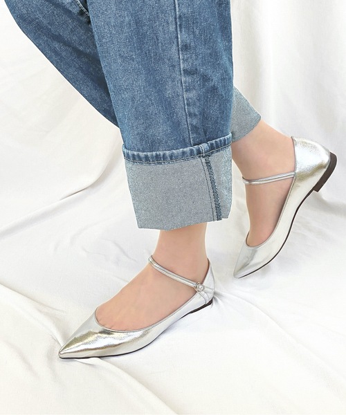 MAMIAN（マミアン）の「【ZOZOTOWN限定アイテム】ストラップデザイン 甲浅フラットパンプス（パンプス・レディース・ブラック/シルバー/レッド/ブラック系その他/ブラック系その他2/ワイン/チャコールグレー/オリーブ/ワインレッド・23.5cm/24.0cm/22.5cm/24.5cm/23.0cm/25.0cm）」の9枚目の写真