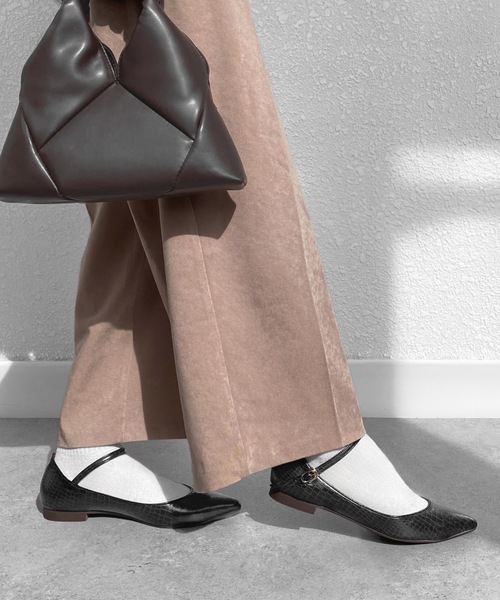 MAMIAN（マミアン）の「【ZOZOTOWN限定アイテム】ストラップデザイン 甲浅フラットパンプス（パンプス・レディース・ブラック/シルバー/レッド/ブラック系その他/ブラック系その他2/ワイン/チャコールグレー/オリーブ/ワインレッド・23.5cm/24.0cm/22.5cm/24.5cm/23.0cm/25.0cm）」の5枚目の写真