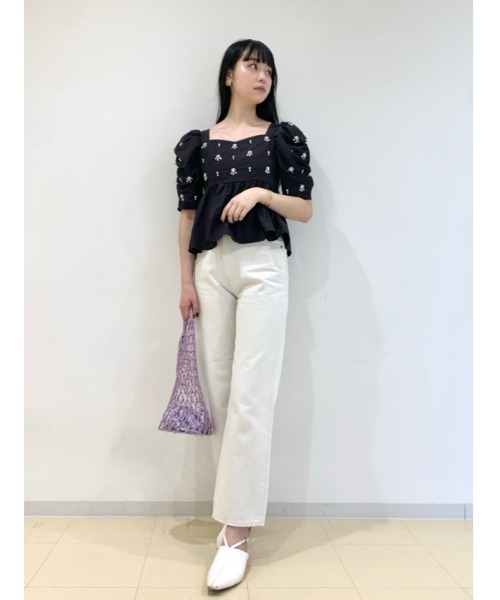 LILY BROWN（リリーブラウン）の「ストレートデニムパンツ（デニムパンツ・レディース・アイボリー/ブラック/ライトブルー・0/1）」の4枚目の写真