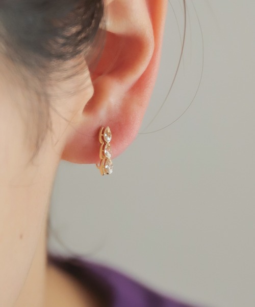 rapiecage（ラピエサージュ）の「スリードロップラインイヤリング（イヤリング・レディース・ゴールド・FREE）」の2枚目の写真