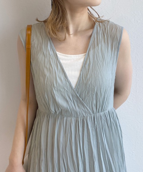 w closet(ダブルクローゼット)の「しわ加工カシュクールティアードワンピース(ワンピース・レディース・サックスブルー/スミクロ/キナリ・FREE)」の9枚目の写真