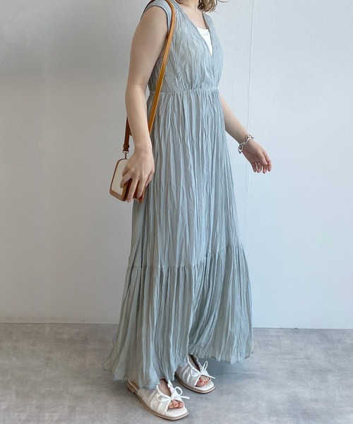 w closet(ダブルクローゼット)の「しわ加工カシュクールティアードワンピース(ワンピース・レディース・サックスブルー/スミクロ/キナリ・FREE)」の4枚目の写真