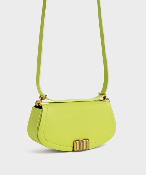 CHARLES & KEITH(チャールズ & キース)の「ソネット ツートーンチェーンハンドルショルダーバッグ / Sonnet Two-Tone Chain Handle Shoulder Bag(ショルダーバッグ・レディース・フューシャピンク/チョコ/ライム/ブルー系その他5/ブラック・S)」の16枚目の写真