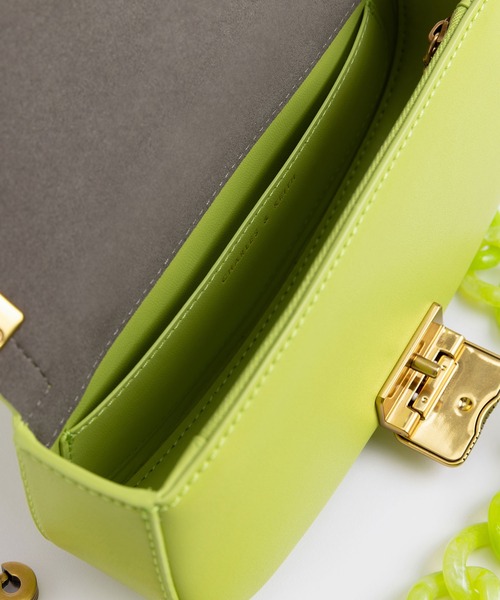 CHARLES & KEITH(チャールズ & キース)の「ソネット ツートーンチェーンハンドルショルダーバッグ / Sonnet Two-Tone Chain Handle Shoulder Bag(ショルダーバッグ・レディース・フューシャピンク/チョコ/ライム/ブルー系その他5/ブラック・S)」の19枚目の写真