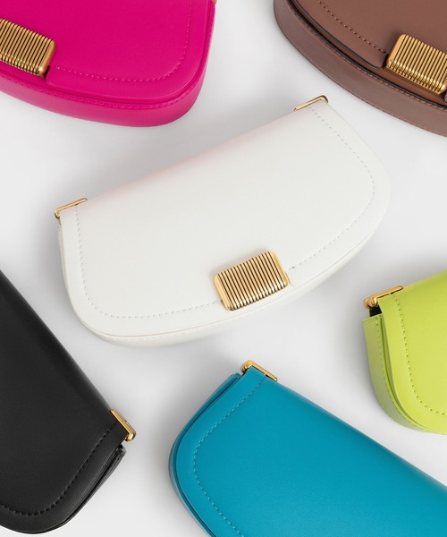 CHARLES & KEITH(チャールズ & キース)の「ソネット ツートーンチェーンハンドルショルダーバッグ / Sonnet Two-Tone Chain Handle Shoulder Bag(ショルダーバッグ・レディース・フューシャピンク/チョコ/ライム/ブルー系その他5/ブラック・S)」の22枚目の写真