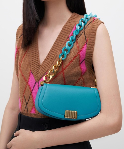 CHARLES & KEITH(チャールズ & キース)の「ソネット ツートーンチェーンハンドルショルダーバッグ / Sonnet Two-Tone Chain Handle Shoulder Bag(ショルダーバッグ・レディース・フューシャピンク/チョコ/ライム/ブルー系その他5/ブラック・S)」の6枚目の写真