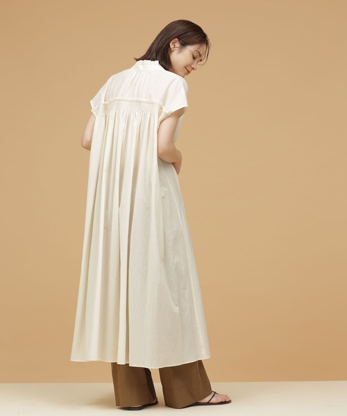 NANO universe（ナノユニバース）の「LB.03/シャーリングギャザーワンピース（ワンピース・レディース・ブラック/オフホワイト/ブルー・Ⅰ/Ⅱ）」の7枚目の写真