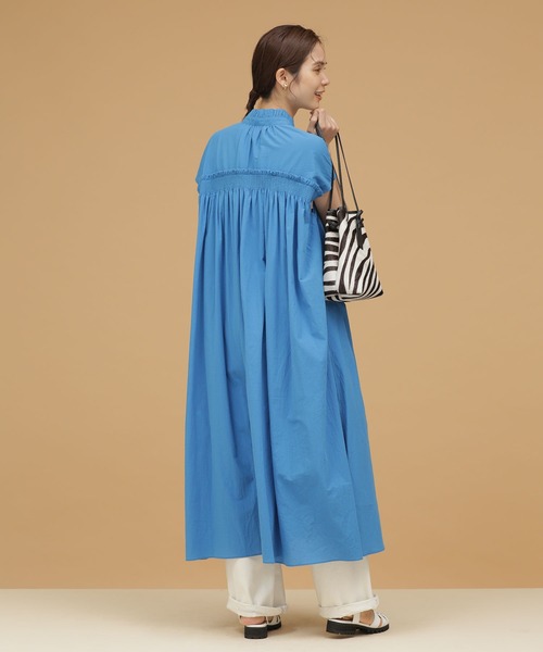 NANO universe（ナノユニバース）の「LB.03/シャーリングギャザーワンピース（ワンピース・レディース・ブラック/オフホワイト/ブルー・Ⅰ/Ⅱ）」の6枚目の写真