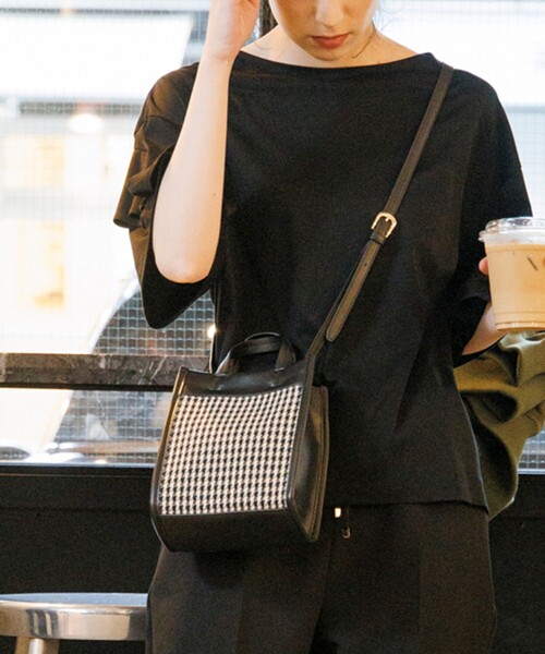 OPAQUE.CLIP(オペークドットクリップ)の「◆スクエアパイピングミニショルダーバッグ(ショルダーバッグ・レディース・ライトベージュ/オフホワイト/ブラック系・00)」の2枚目の写真