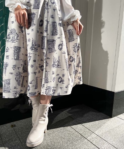 axes femme POETIQUE(アクシーズファムポエティック)の「ジュイ風物語柄ワンピース(ジャンパースカート・レディース・グレー/キナリ/サックスブルー系・MEDIUM)」の8枚目の写真