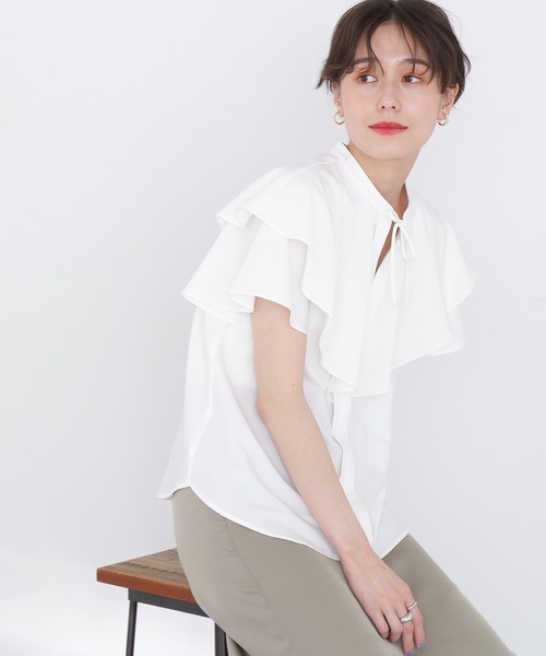 N.（N. Natural Beauty Basic）（エヌエヌナチュラルビューティーベーシック）の「◆ラッフルブラウス（シャツ/ブラウス・レディース・ブラック/オフホワイト/ブルー・MEDIUM）」の2枚目の写真