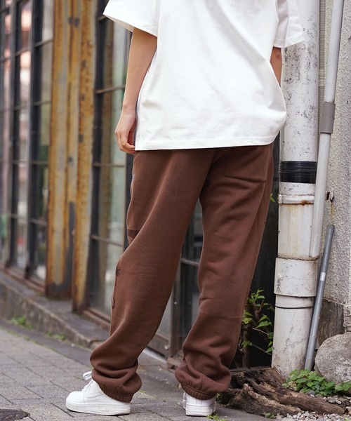 PLEASURES（プレジャー）の「PLEASURES/プレジャーズ CHOICES SWEATPANT スウェットパンツ 刺繍 ブランドロゴ ワイド リラックス（スウェットパンツ・メンズ・ブラウン・L/XL）」の15枚目の写真