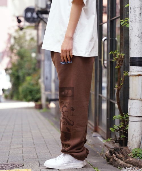 PLEASURES（プレジャー）の「PLEASURES/プレジャーズ CHOICES SWEATPANT スウェットパンツ 刺繍 ブランドロゴ ワイド リラックス（スウェットパンツ・メンズ・ブラウン・L/XL）」の6枚目の写真