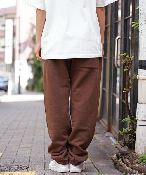 PLEASURES（プレジャー）の「PLEASURES/プレジャーズ CHOICES SWEATPANT スウェットパンツ 刺繍 ブランドロゴ ワイド リラックス（スウェットパンツ・メンズ・ブラウン・L/XL）」の2枚目の写真